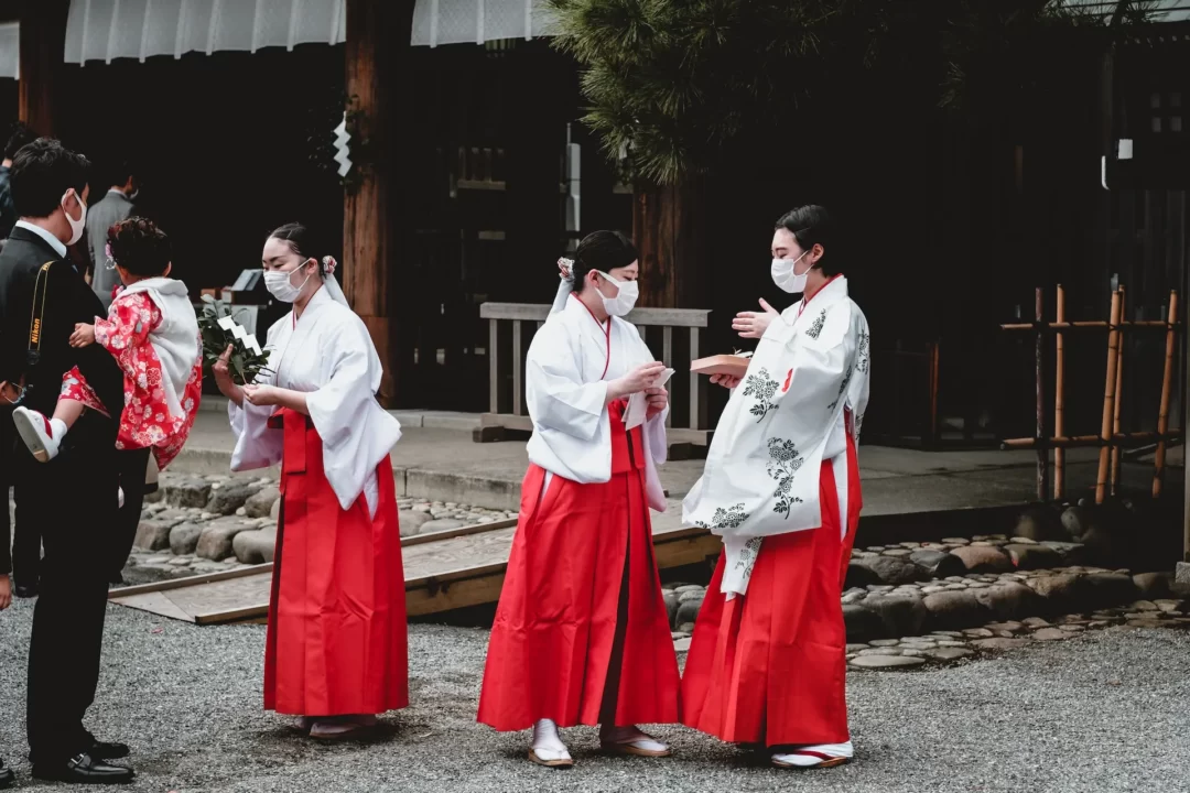 perkumpulan miko di kuil jepang