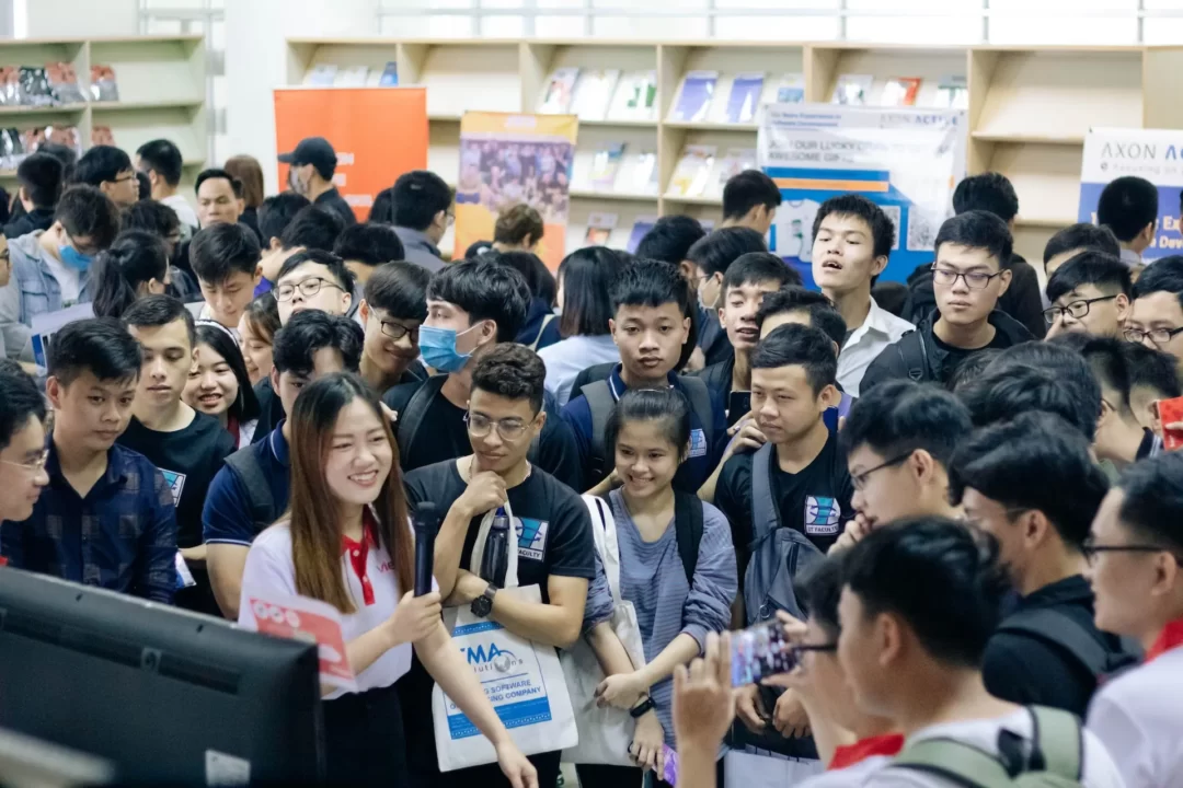 mahasiswa mengikuti job fair