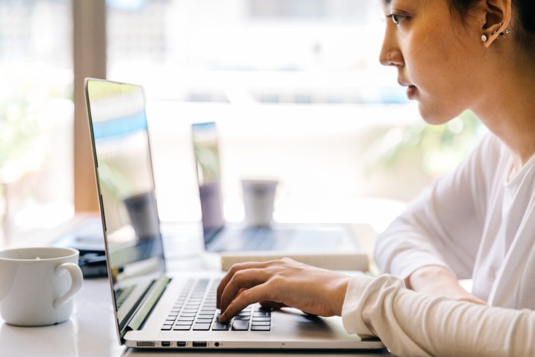 siswa mencari informasi lewat laptop