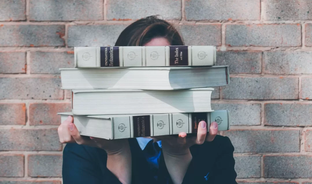 mahasiswa dengan buku kuliah